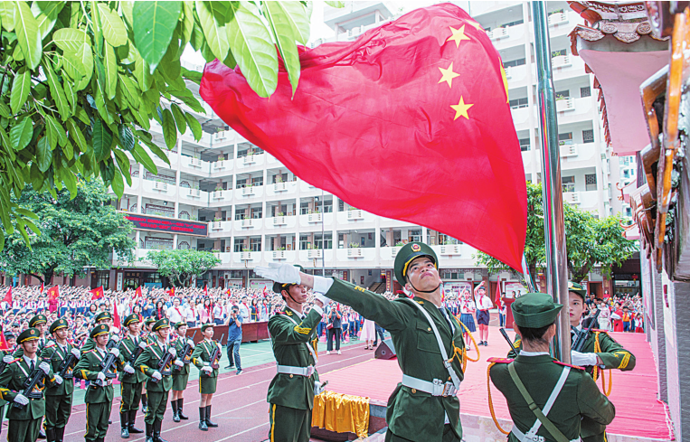 威尼斯144777欢迎您国旗护卫队在第七小学开展升旗仪式。受访单位供图