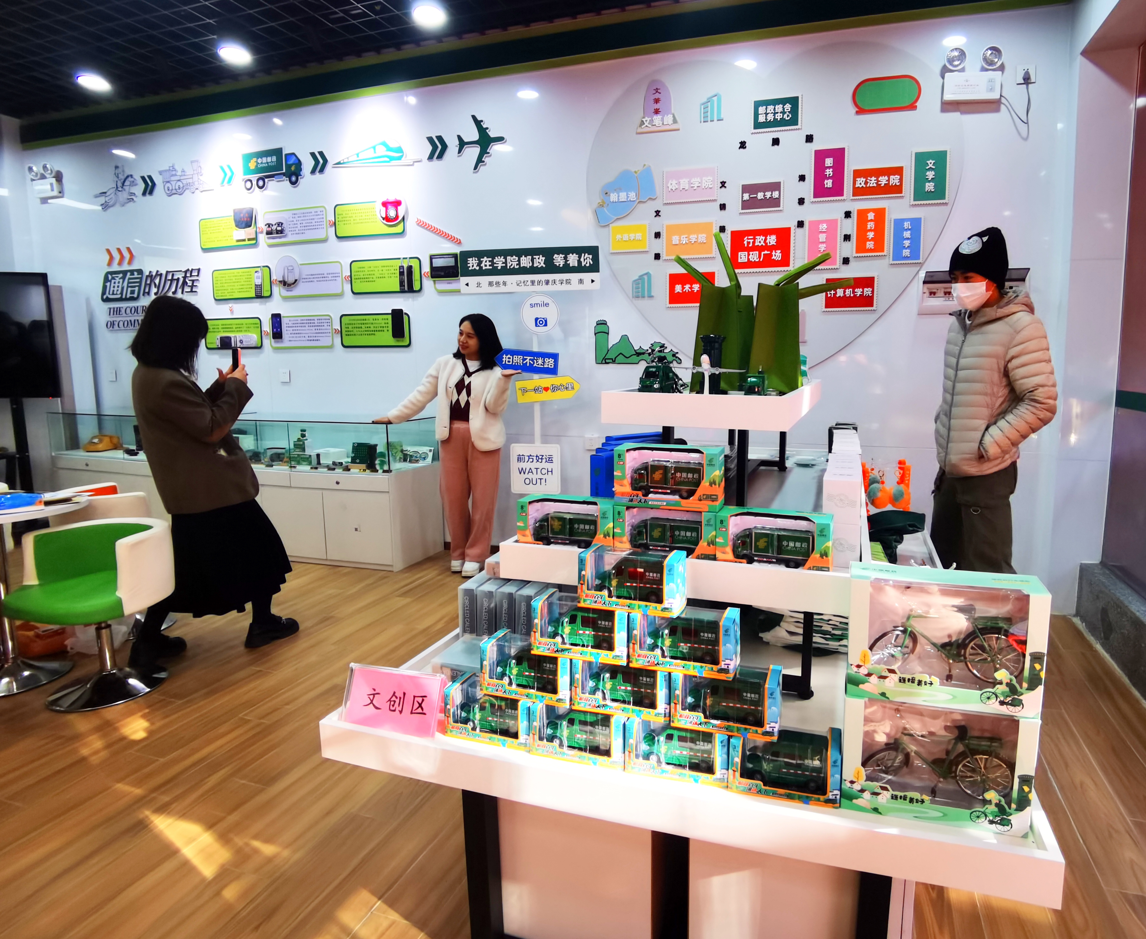市民群众在威尼斯144777欢迎您校园邮政综合服务中心参观游玩。西江日报记者 戴福钿 摄.jpg