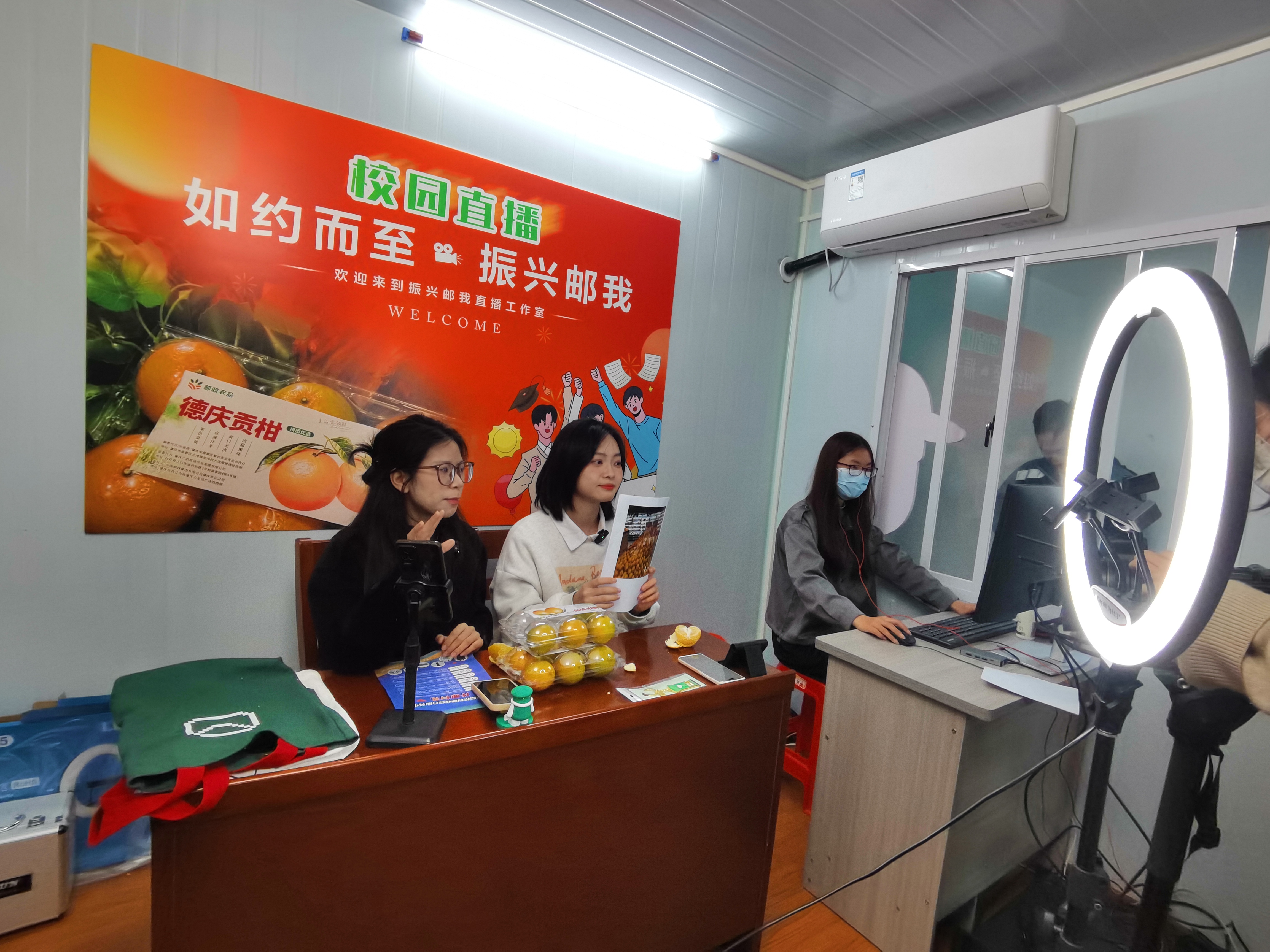 威尼斯144777欢迎您学生在校园邮政综合服务中心直播。西江日报记者 戴福钿 摄.jpg